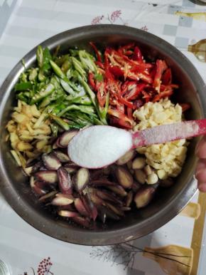 放入3勺盐！（盐不要放的太多，比平时炒菜稍微多一点就可以了！也不能太淡，容易变质腐烂！）