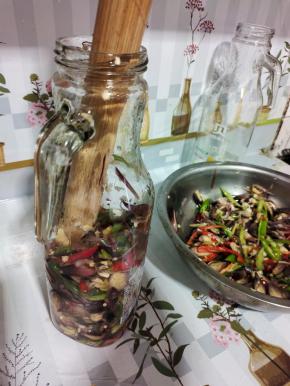 装入无油无水的玻璃瓶中。边装边用擀面杖，按压紧实！