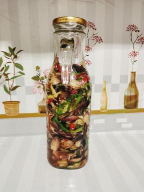 保鲜膜封口，盖上盖子密封，常温保存即可！也可以放进冰箱冷藏保存！