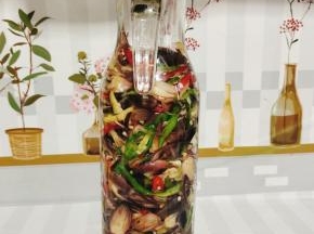 保鲜膜封口，盖上盖子密封，常温保存即可！也可以放进冰箱冷藏保存！
