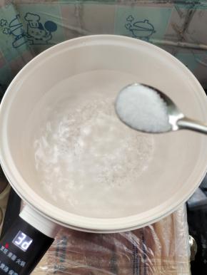 水烧开，放入一勺盐！