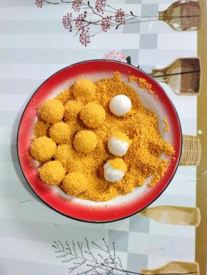 汤圆放进面包糠里，均匀的裹上一层面包糠！