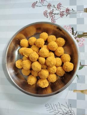 依次把所有的汤圆都裹上一层面包糠，静置5分钟，让面包糠都吸附在汤圆上！