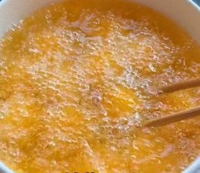 放入汤圆，速炸30秒！