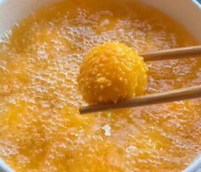 捞出控油！（汤圆不要炸的时间过长，会使汤圆黏在一起了！速炸30秒就可以捞起来控油了！）