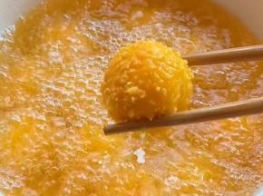 捞出控油！（汤圆不要炸的时间过长，会使汤圆黏在一起了！速炸30秒就可以捞起来控油了！）