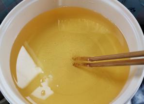 起锅烧油，用筷子插在油里面，周围开始冒泡泡了，说明油温七成热了！