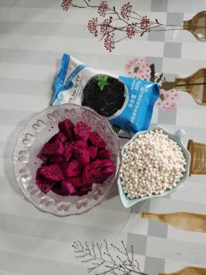 准备好所需的食材：
烧仙草粉100克，西米100克，火龙果去皮，切成小块备用！