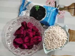 准备好所需的食材：
烧仙草粉100克，西米100克，火龙果去皮，切成小块备用！