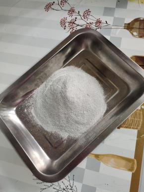 烧仙草粉倒进方形盘子里！