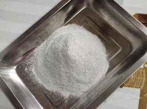 烧仙草粉倒进方形盘子里！