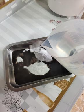 倒入800克煮沸的开水！搅拌均匀！