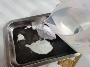 倒入800克煮沸的开水！搅拌均匀！