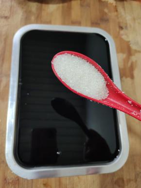 加入两勺白糖！也可根据自己的喜好加入蜂蜜，或者不加，直接吃也很好吃！