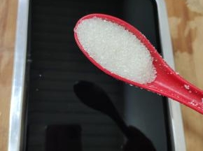 加入两勺白糖！也可根据自己的喜好加入蜂蜜，或者不加，直接吃也很好吃！