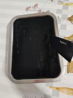 凝固好的烧仙草，用刀划成小块儿！