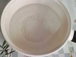 锅中加入适量的水！