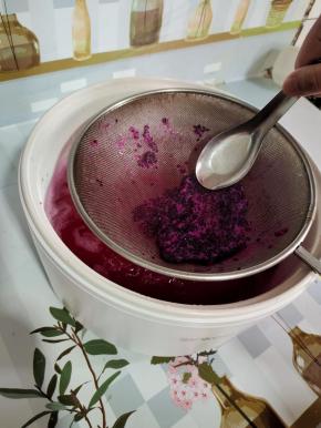 利用漏网，把火龙果按压成泥状，放在水里过滤一下，把火龙果汁儿过滤出来！（有条件的可以直接用榨汁机榨出火龙果汁儿！）