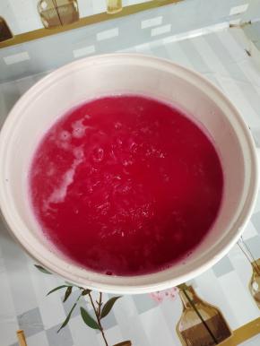 把火龙果汁儿水烧开！