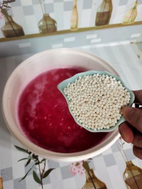 倒入西米( 西米事先不用泡，也不用洗的)，锅里的水多放点， 最好是西米的20倍以上，这样西米不会粘锅底哦!