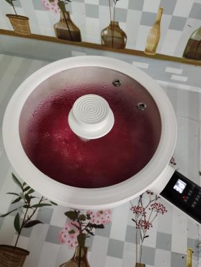 西米倒入锅后，盖盖子煮上20分钟，这时的西米大部分都是透明的，只有中间1小点是白的，没关系(有人问要不要不停搅拌的啊，不怕粘锅么，哈哈，我可是从来不搅拌的，因为放的水多，煮沸的时候，西米都是到处乱窜，锅底想粘都粘不到! )