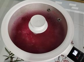 西米倒入锅后，盖盖子煮上20分钟，这时的西米大部分都是透明的，只有中间1小点是白的，没关系(有人问要不要不停搅拌的啊，不怕粘锅么，哈哈，我可是从来不搅拌的，因为放的水多，煮沸的时候，西米都是到处乱窜，锅底想粘都粘不到! )