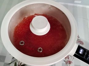 时间到关火，盖上锅盖，再焖30分钟，焖好的西米已经完全透明了哦!