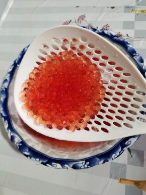 准备一盆冰水( 没有用凉开水代替就行)，把西米捞出放入冰水中，西米瞬间.降温，然后捞出西米，放入冰箱中，冷藏1-2个小时，这时的西米很有嚼劲! (煮好的西米加一半的凉开水就可以，没有水会黏!有点水，吃之前搅拌下就可以了! )