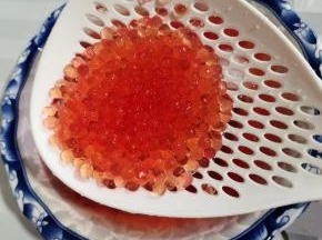 准备一盆冰水( 没有用凉开水代替就行)，把西米捞出放入冰水中，西米瞬间.降温，然后捞出西米，放入冰箱中，冷藏1-2个小时，这时的西米很有嚼劲! (煮好的西米加一半的凉开水就可以，没有水会黏!有点水，吃之前搅拌下就可以了! )