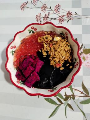 碗中放入两大勺烧仙草，一大勺西米，一勺水果燕麦片，适量的火龙果，再放入适量的椰奶就可以开吃啦！