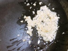 锅里加入适量植物油，放入蒜末爆香