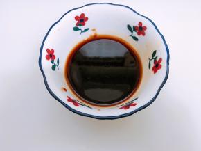 加入白糖和3勺清水拌匀