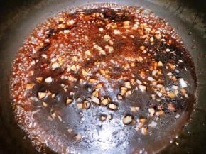 把调好的料汁倒入锅里煮开后关火