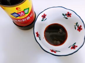 碗里加入味极鲜酱油