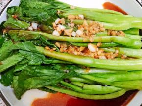 把酱汁淋在菜心上即可