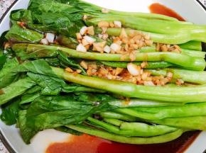 把酱汁淋在菜心上即可