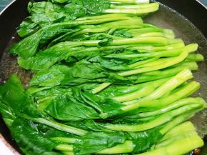 焯至断生后捞出装在盘子里