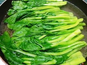 焯至断生后捞出装在盘子里