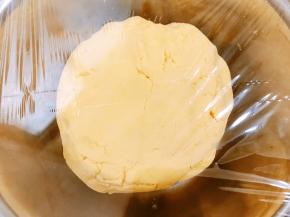 再用手揉成光滑偏软的面团，盖上保鲜膜发酵至2倍大