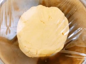 再用手揉成光滑偏软的面团，盖上保鲜膜发酵至2倍大