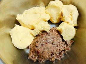 发酵好的面团分成2份，一份加入馅里