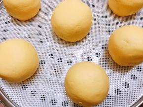 做好的生坯摆入蒸格里进行二次发酵