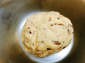 把馅料和面团彻底揉匀