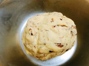 把馅料和面团彻底揉匀