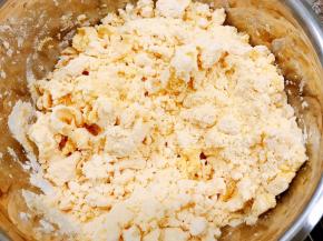 加入清水用筷子搅拌成絮状