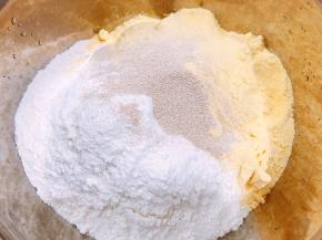盆里加入细玉米粉，面粉，干酵母