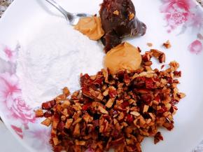 现在做内馅，盘里加入面粉，红枣粒，花生酱和红豆沙