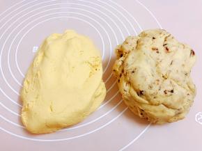 两份面团左边一份为外皮，右边一份为馅