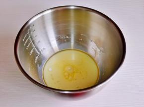 玉米油与牛奶混合均匀。