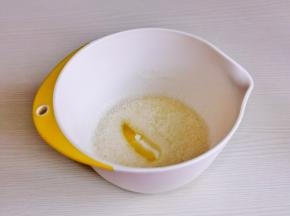 蛋白打发，分三次加入糖。